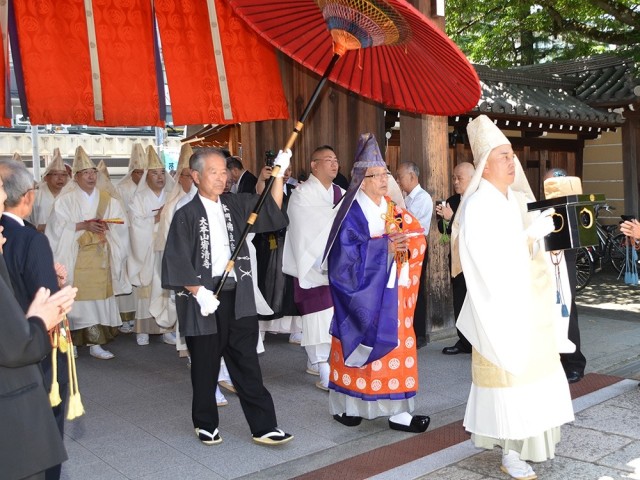 髙須日良上人が佛立第26世講有に —７月２日本山御宝前で古式ゆかしく、厳かに遺嘱傳承の儀式—